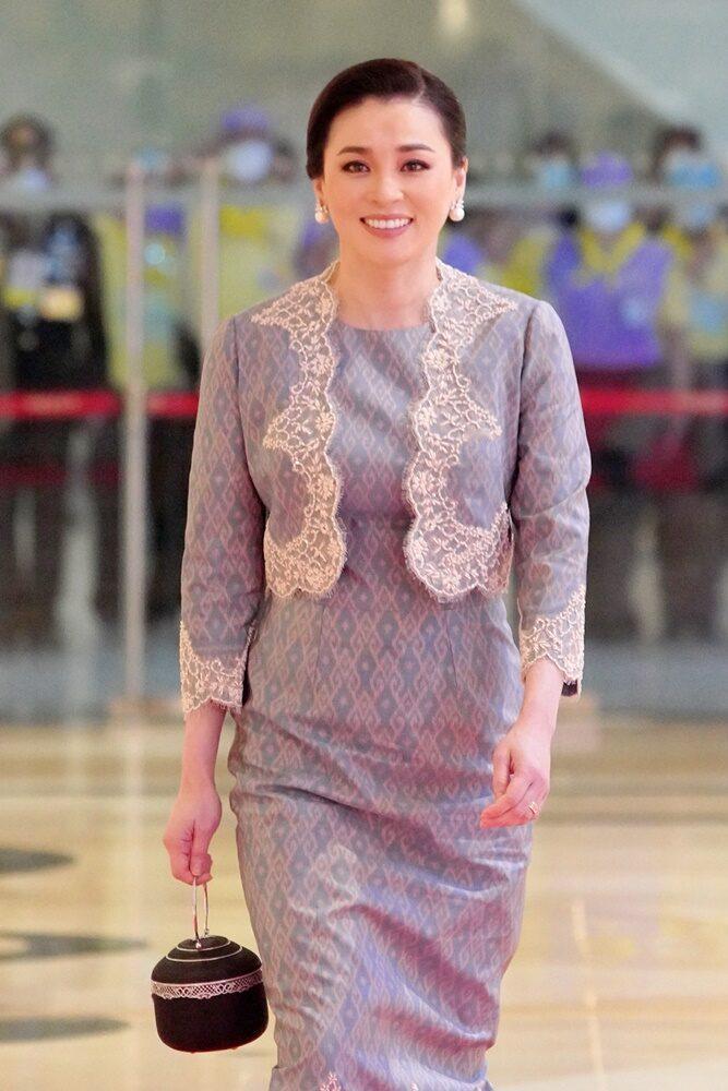 苏提达王后气质那是真端庄，泰王选后眼光挺好的。诗妮娜有风情，泰王的女人风格不一样