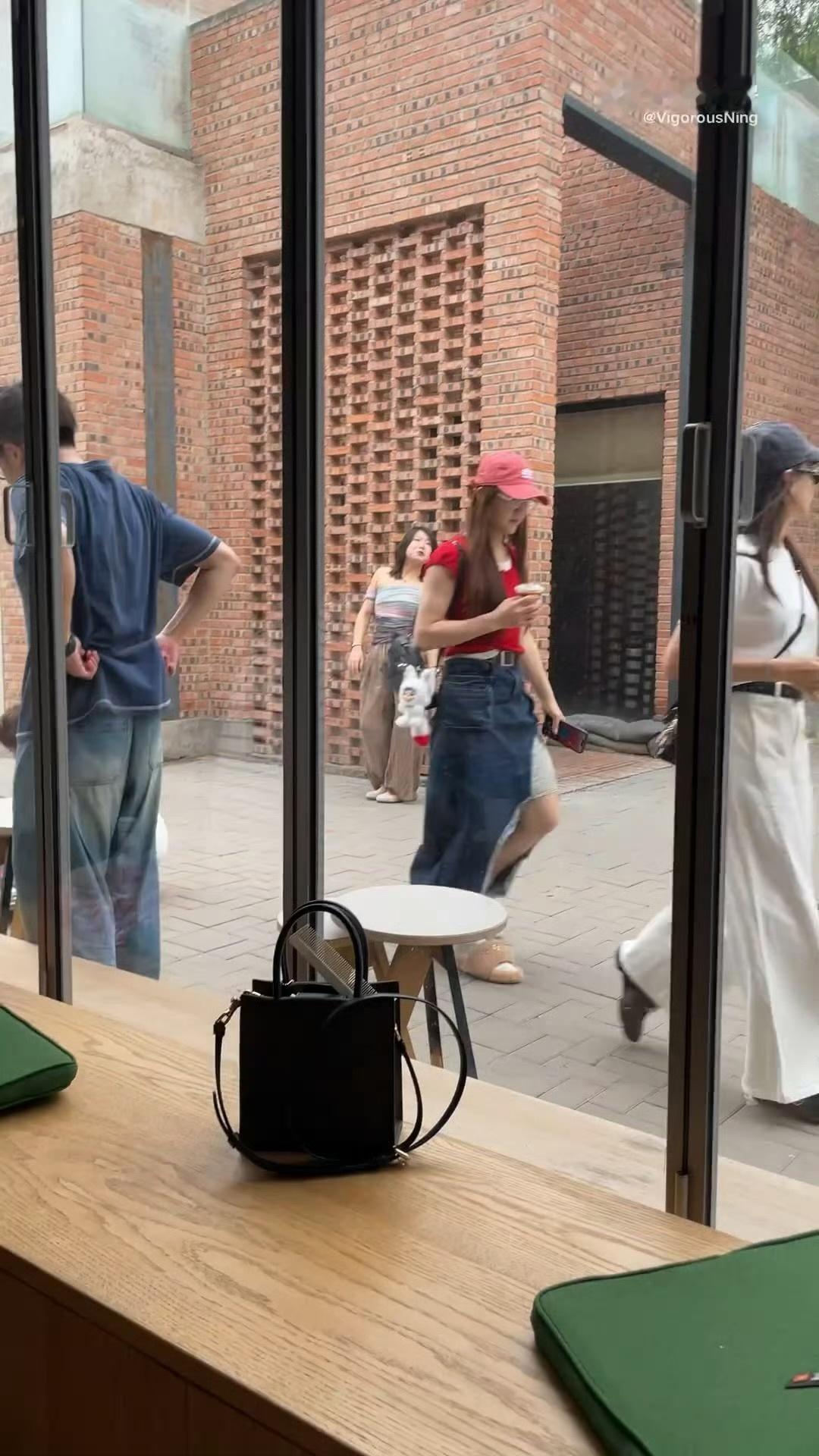 有网友在郎园偶遇了宋茜陈梦约会姐姐们聊的好开心～​​​