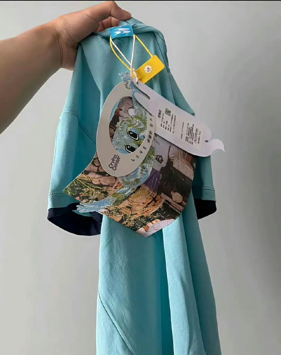 电商为了防止7天无理由的恶意退货，特意做了这种巨型吊牌……