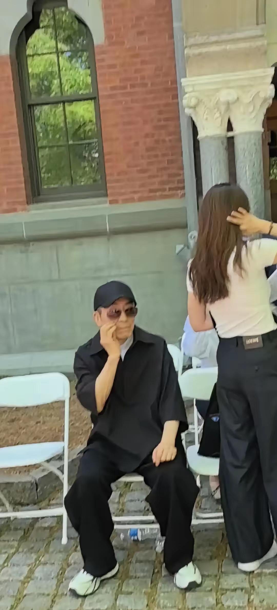 张艺谋与妻子陈婷参加二儿子的毕业典礼，二儿子张壹丁也从耶鲁大学毕业了，陈婷以后就