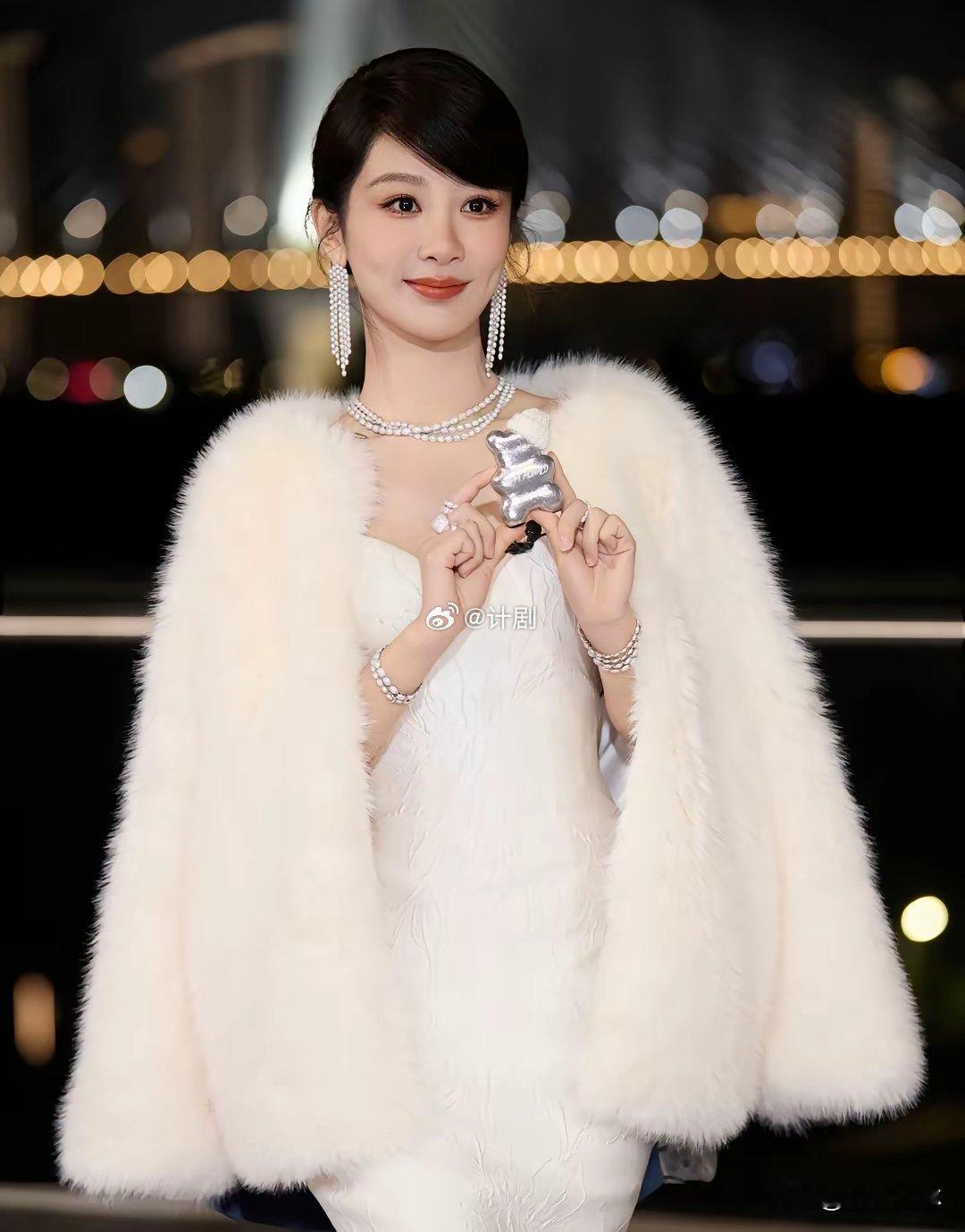 杨紫漂不漂亮我不评价但我敢确定一件事，就是杨紫这个人，为人是真的实诚又可爱！杨紫