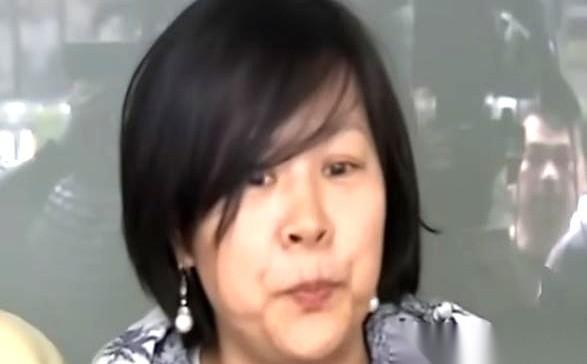 民众党这边，刚被处分的李贞秀，半夜突然开了直播。镜头前，她笑得开心，直接亮出一