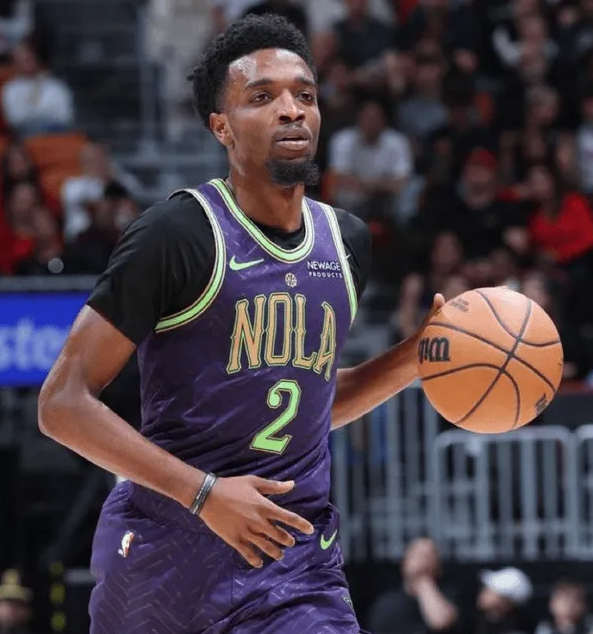 据报道，湖人已经与鹈鹕就赫伯特-琼斯的加盟事宜进行了洽谈。不过补充道：”琼斯的