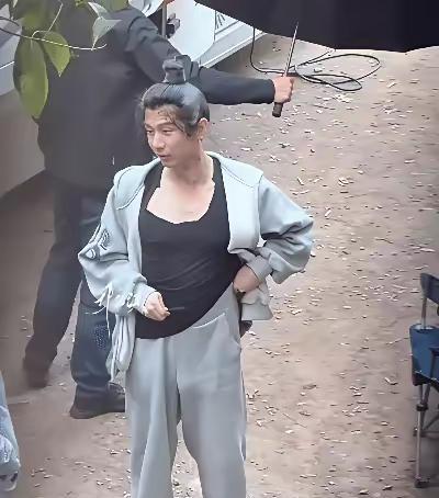 成毅被拍到穿剪了领子的黑内搭，这反差也太猛了。说真的，演员靠作品说话才是硬道理