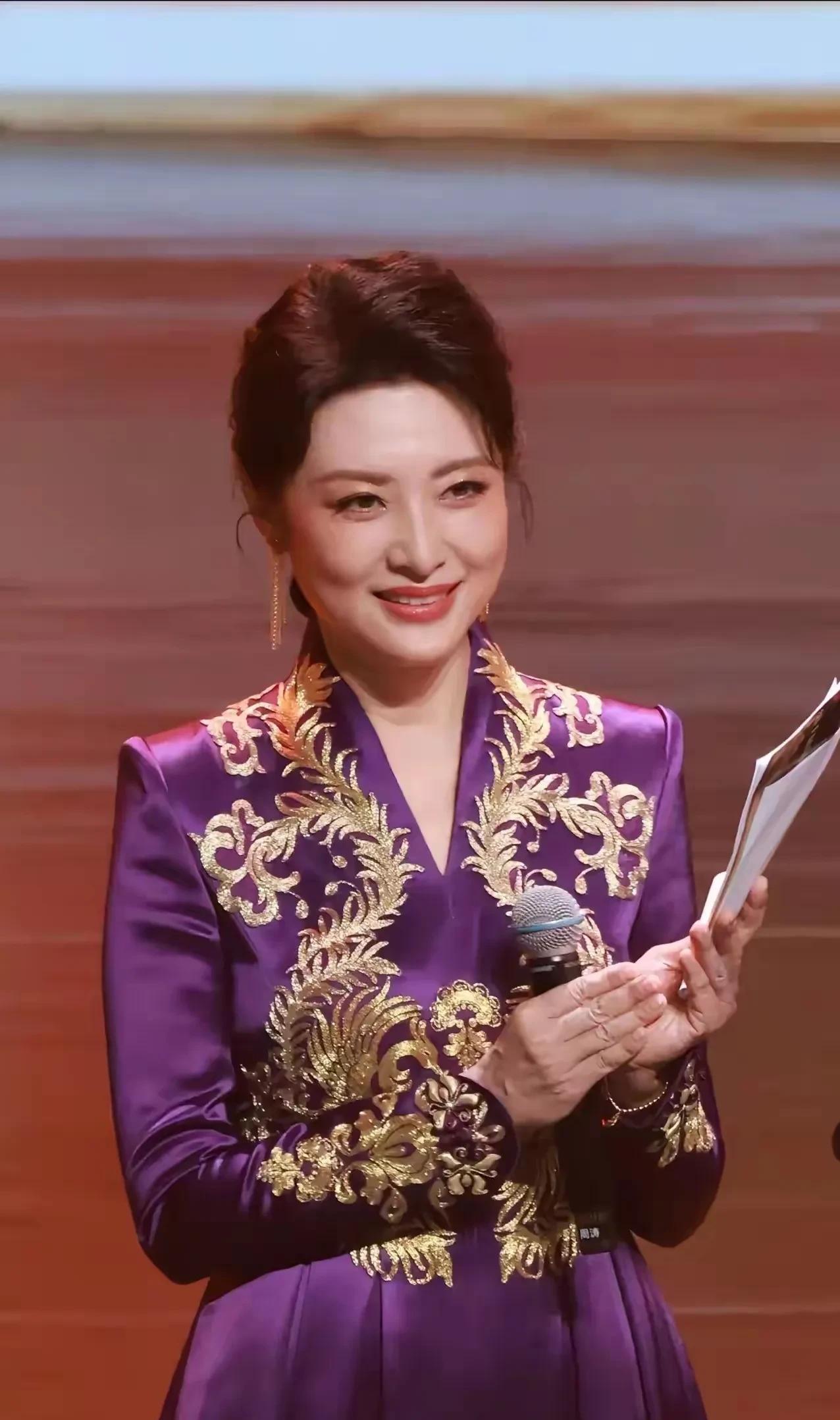 周涛是主持人中最美的一个，发誓下辈子一定要长得和她一样美，我心中的女神