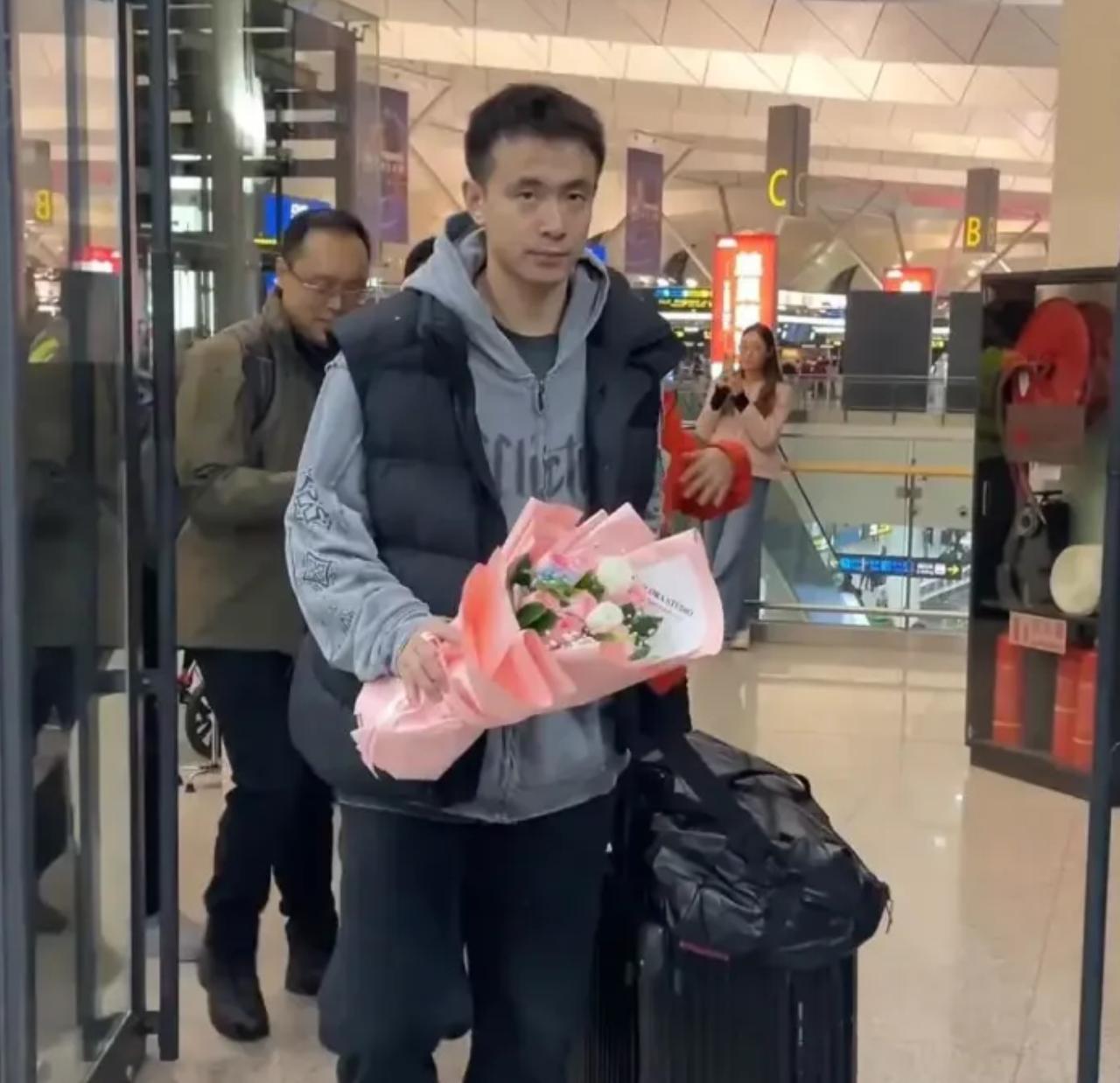 赵继伟最新伤情出炉！在全运会的比赛中，辽宁队当家球星赵继伟，在一次进攻之后，倒