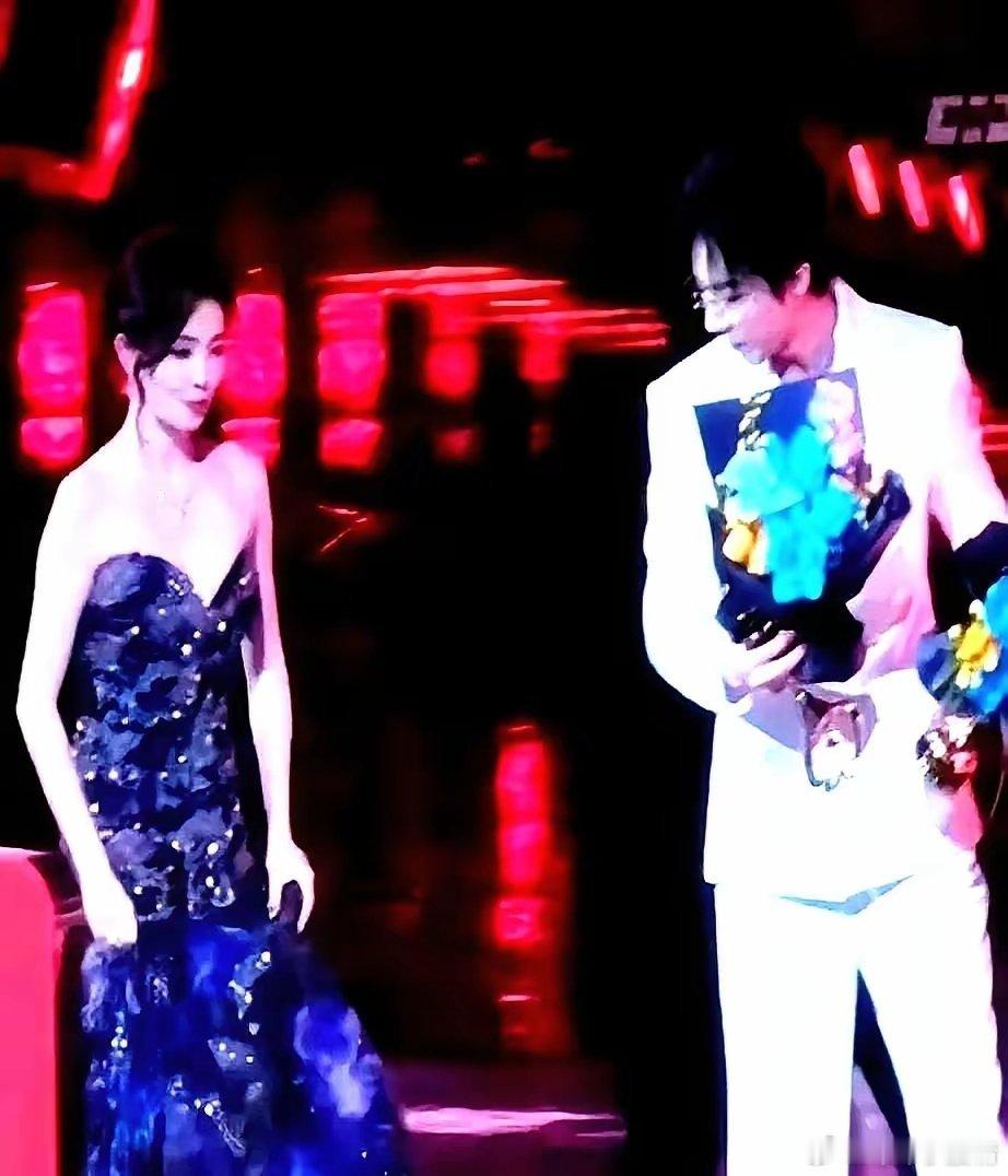 娱乐圈的真假情谊，一个下台阶的动作就够了。白鹿捧着奖杯鲜花，脚下是拖地长裙，稍不