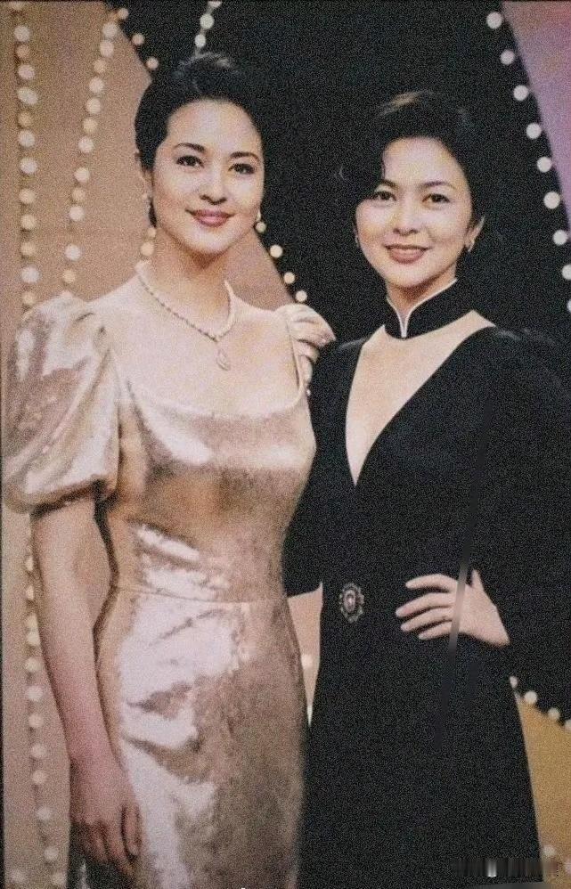 近期，网上流传一张倪萍与关之琳的早期合照，倪萍端庄大气，还是印象中那个震的住全场