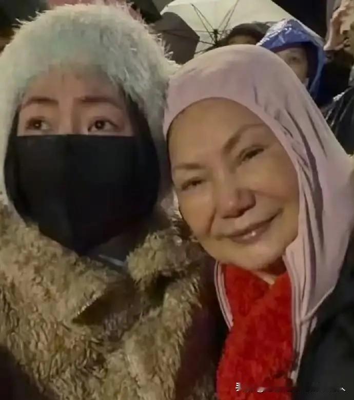 小S这一举动，确实被不少网友“猜中”了。跨年夜，小S除了晒照，还在社交平台隔