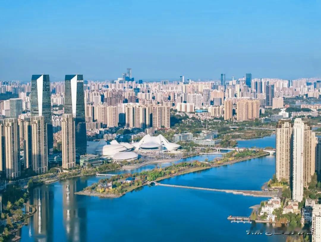 长沙市前三季度GDP超过无锡，这条消息让不少人破防了。个人觉得即