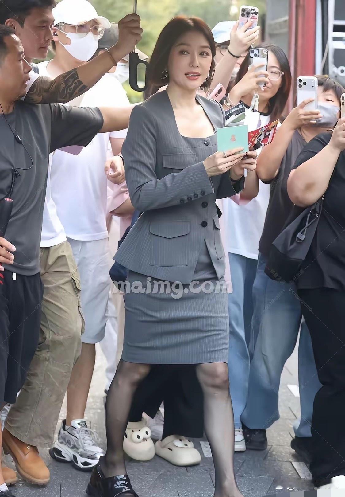 这是网红还是明星，气质不错！