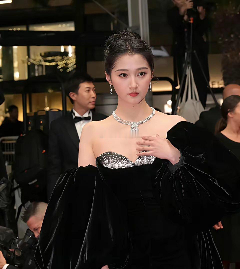 难怪都说关晓彤体面现在司晓迪追着鹿晗咬，关晓彤自始至终没说一句对方的不好。两个