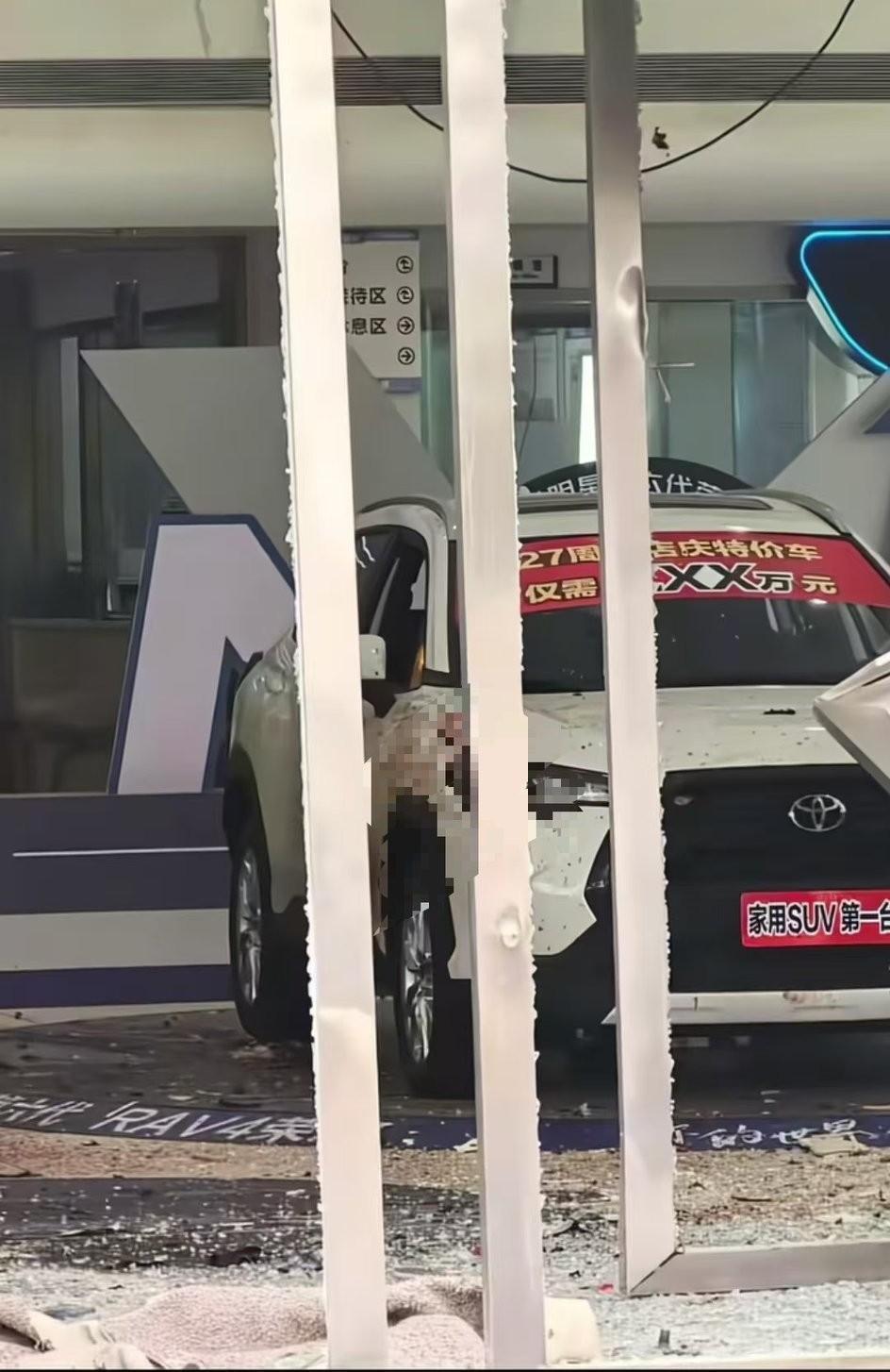 4S店遇上狠人了！因为买车的事产生经济纠纷，成都54岁段某采取过激行为，结果自己