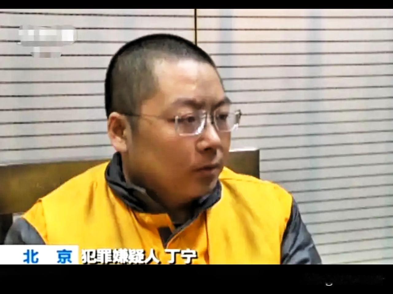 他18个月挥霍掉了380亿，平均一个月花20多个亿，他广选“后宫”，建立私人武装