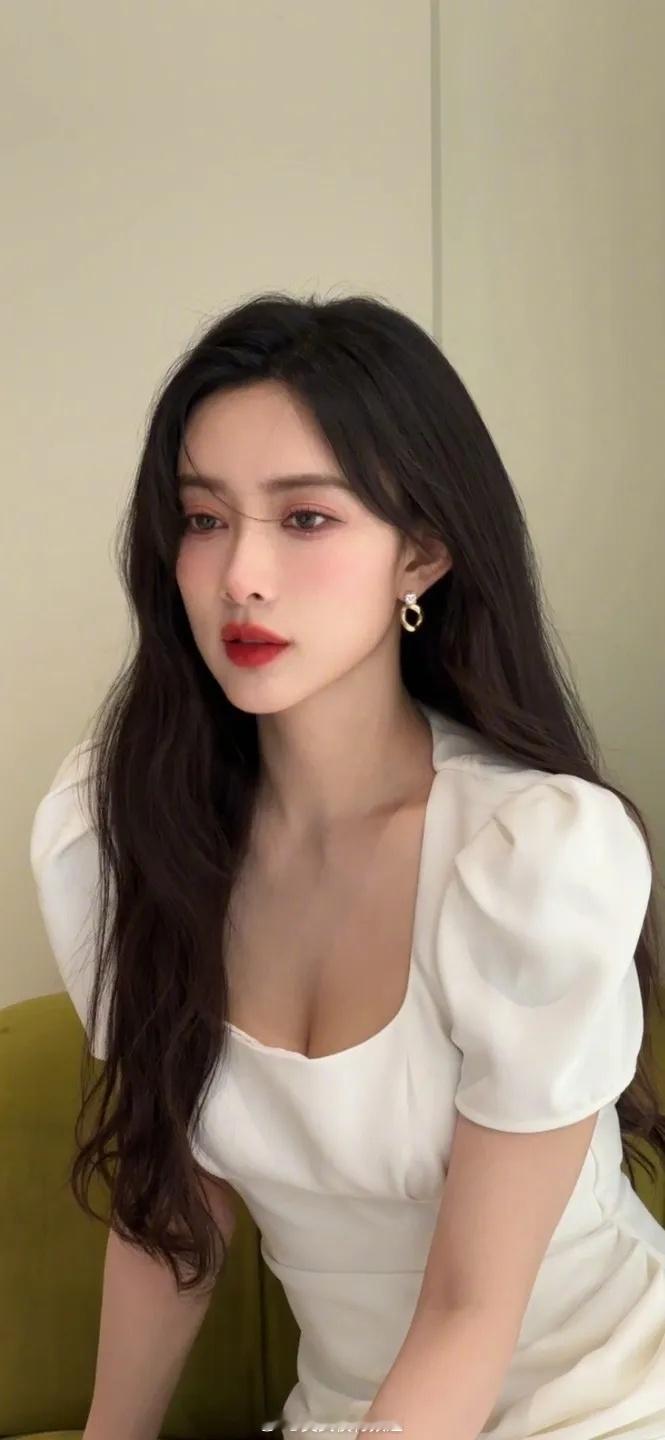 孟子义长发红唇白色长裙