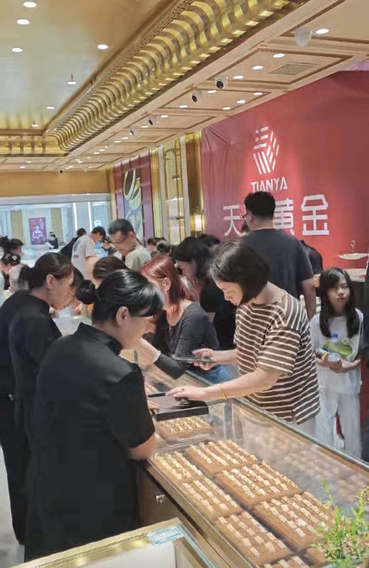 大家发现了吗？年轻人的消费，越来越会算账了。第一个，金价越涨，金店越挤。国际