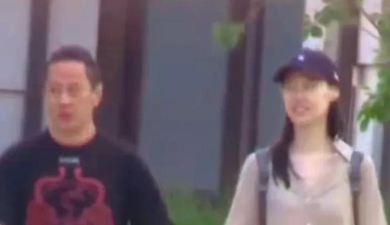 36岁梁洛施是否找到了新的爱情归宿？近日，她与导演马浴柯被拍到手牵手现身，恋情坐