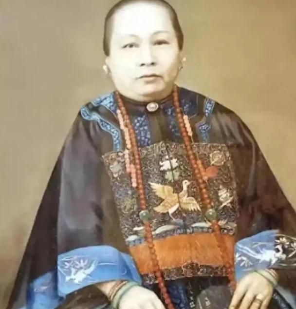 她出身贫民窟，年轻时被迫当船妓，却孕育出香港首位华人首富，而澳门赌王何鸿燊是她的