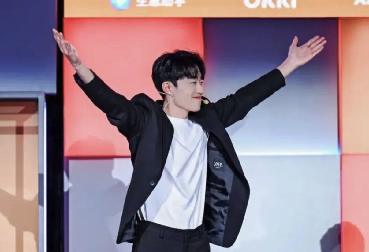 00后外贸人把全球生意揣进兜AI选的丑拖鞋一年能卖4000万看完刘世奇和高源的