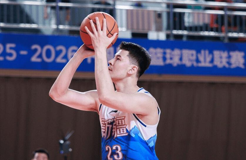 你觉得新疆男篮有哪些潜力新星阿不都受伤之后，新疆男篮十二人大名单，就只剩下四大外