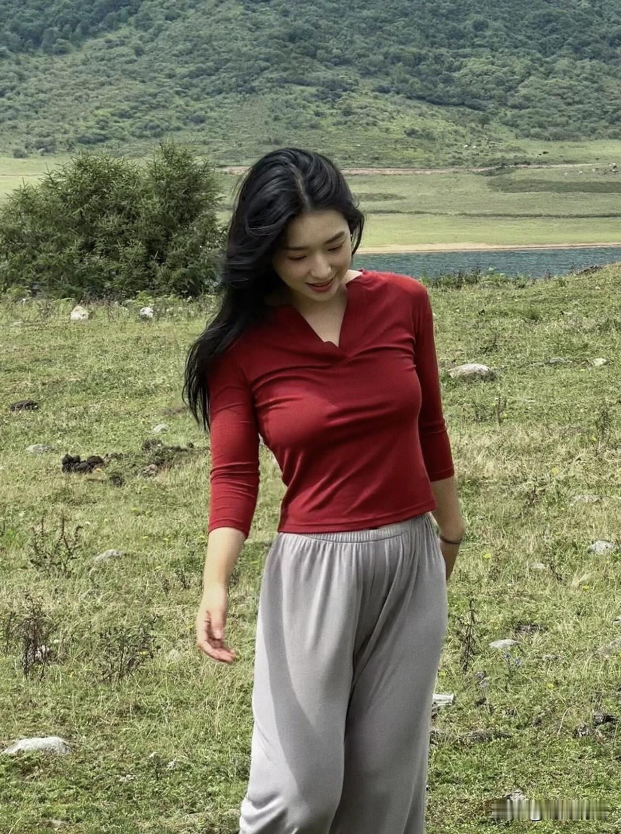 原来户外拍照好看的人，秘诀就三个字：别傻站！我试过最出片的法子就是抓拍“动起