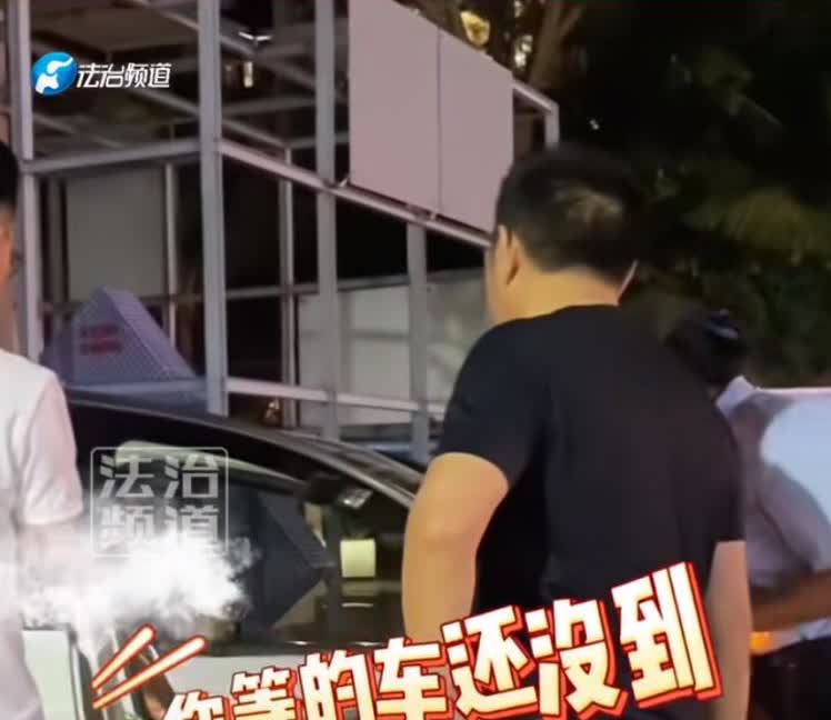 小仙女为了一夜暴富也是拼了，赖在陌生人的奔驰车上不愿意下来，谁知奔驰车主不买账！