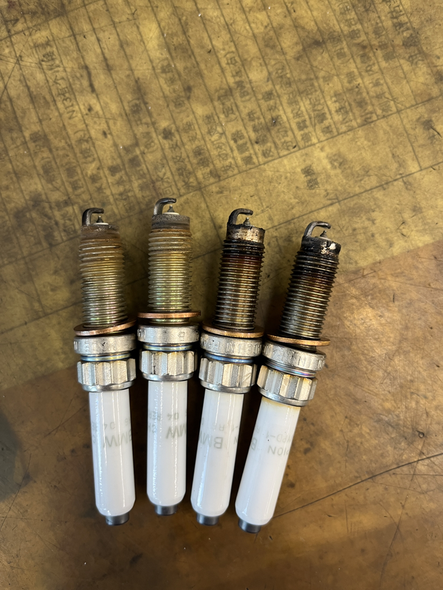 三保更换火花塞及机油消耗情况刚3万公里，换火花塞，果然一二缸不忍直视，再说说大