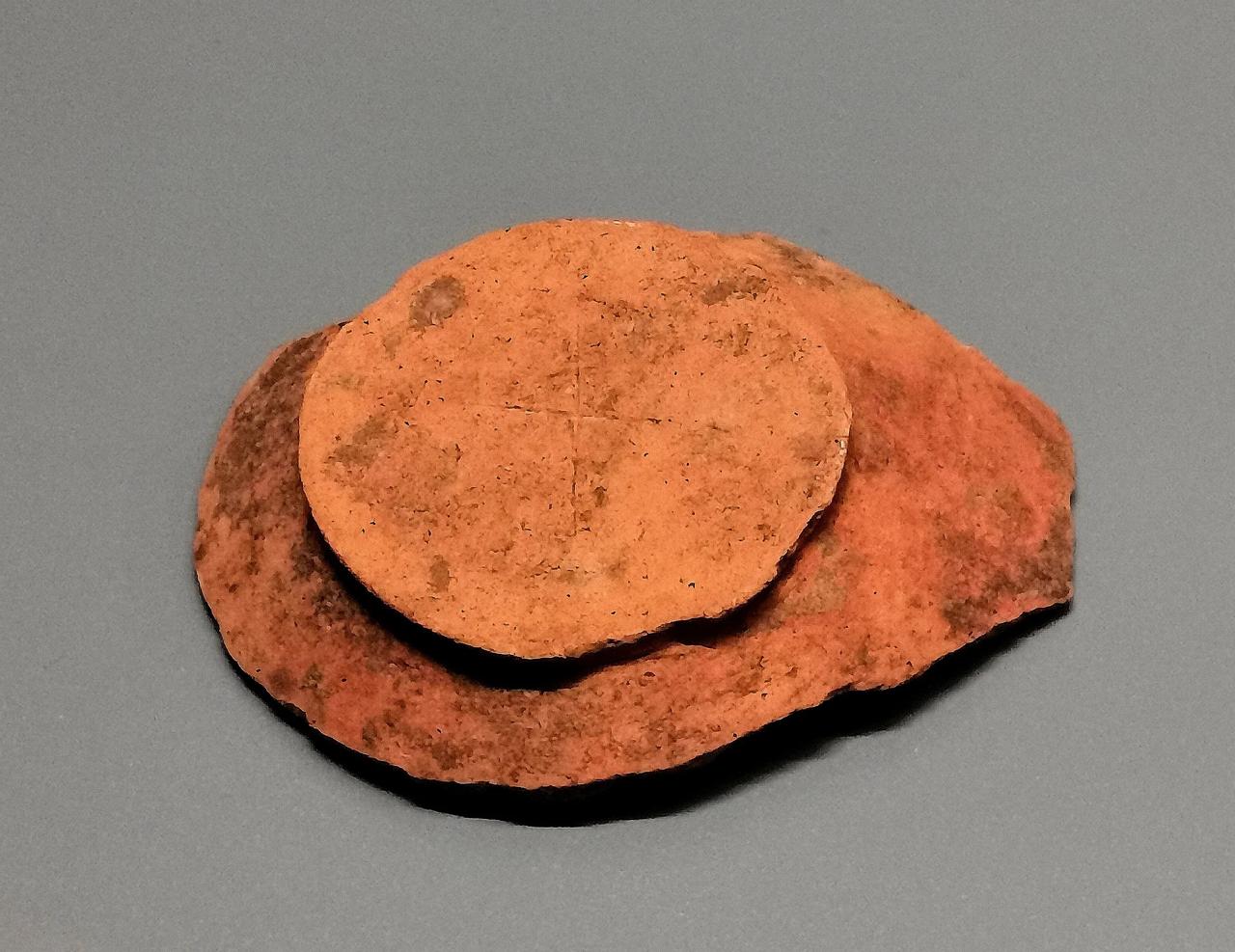 蚌埠双墩遗址出土了距今7300年前新石器时期的陶器，陶器上的刻画符号被认为是中国
