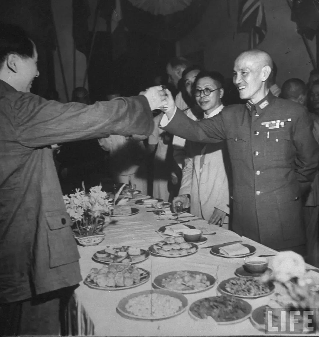 1945年9月3日，重庆，在抗战胜利日欢庆晚宴上，两位首脑举杯共饮。