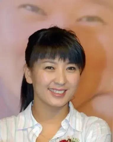 同样是演了20年戏，有人成了“烂片质检员”，有人却把一手烂牌打成了王炸。闫学晶