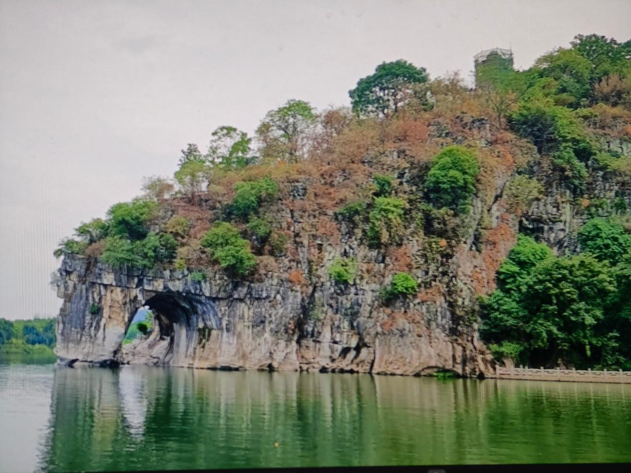 分享一张你在桂林的照片这就是我在桂林的照片，第一张是漓江上的象鼻山，是去桂林必去
