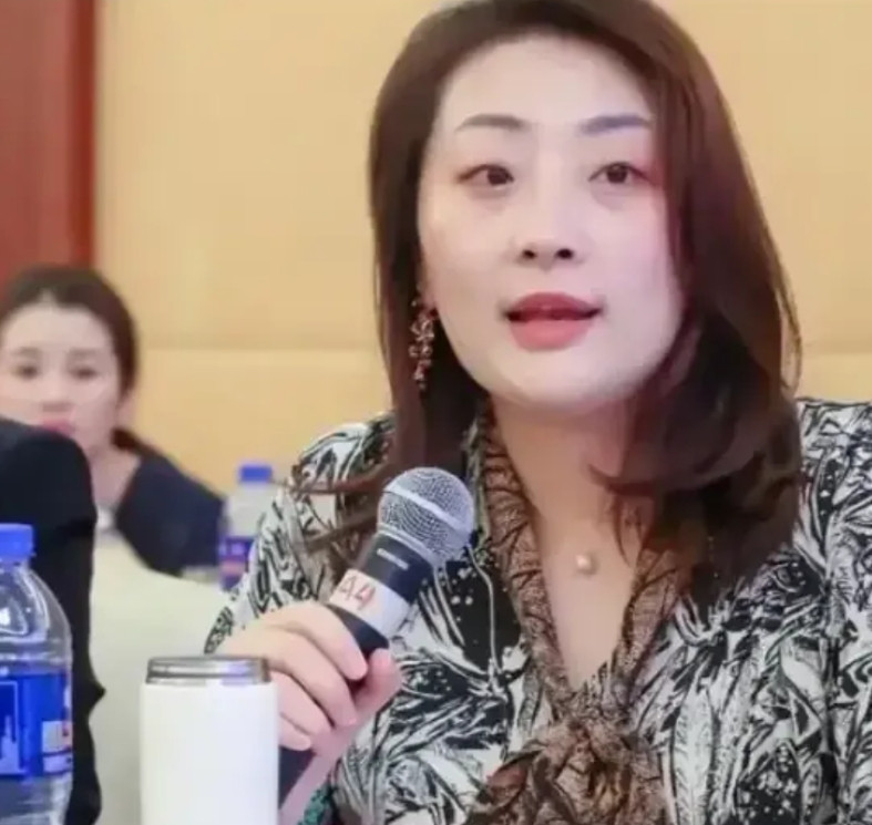 宗家的戏码，已经不是家丑，是热搜级别的豪门连续剧了！亲叔隔三差五就开炮，嘴上