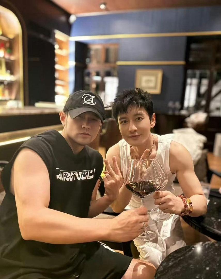 周杰伦晒黄晓明王俊凯合照周杰伦拍王俊凯黄晓明哇！周杰伦拍的黄晓明王俊凯合照📷