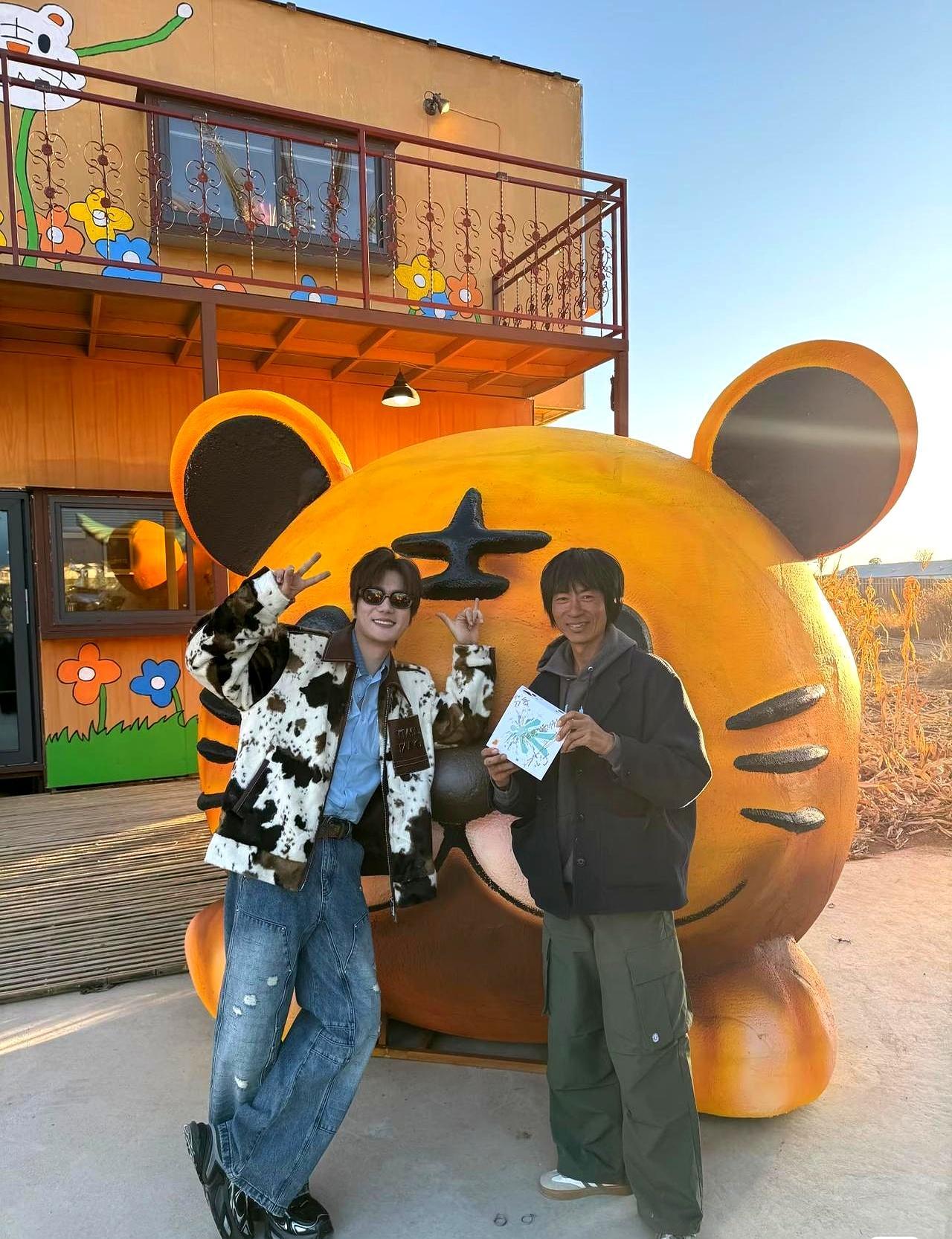 收工后他多留了20分钟别人拎包散场，陆虎蹲停车场给赞助电动车拍特写，一拍就