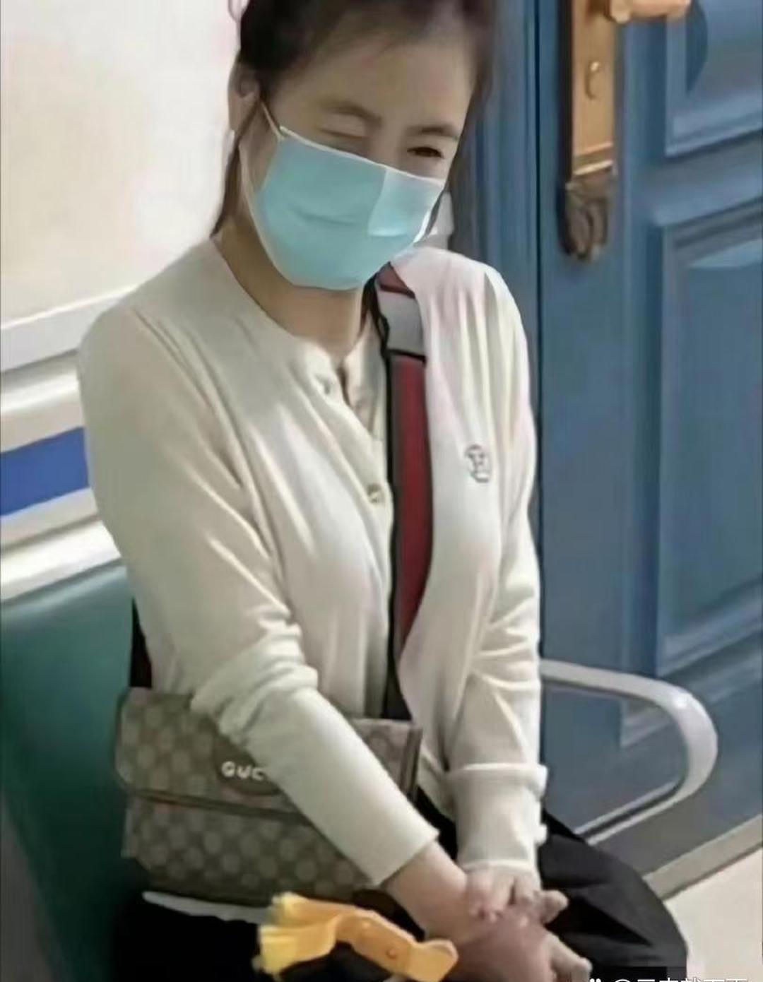 她是怎么套进去的[捂脸哭][捂脸哭]，令人费解