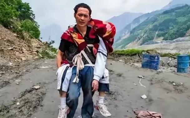 “不用看了，他已经死了。”2008年汶川地震中，一位父亲背着高大的儿子，徒步25