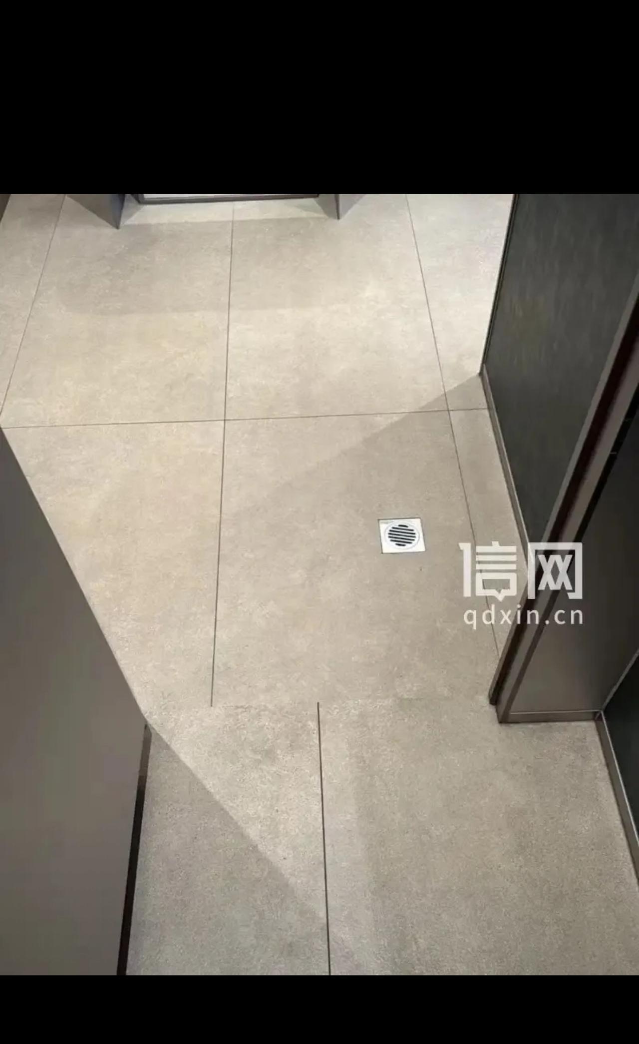 上海，女子带一家人吃海底捞，72岁的老母亲独自去上厕所后迟迟未归，女子连忙去厕所