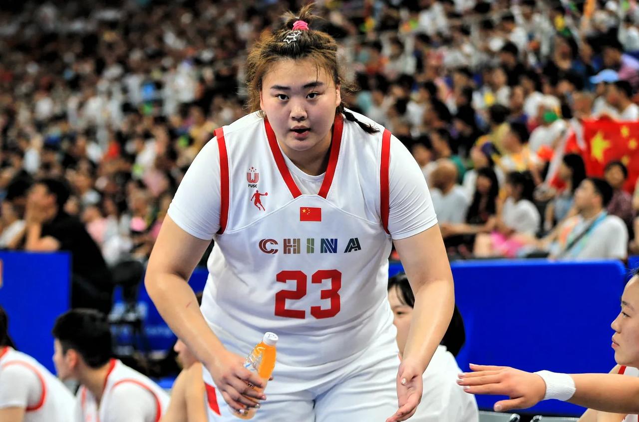 美国队终究为他们的傲慢付出了代价！本届大运会美国仅仅派出全美女篮高校排名70多