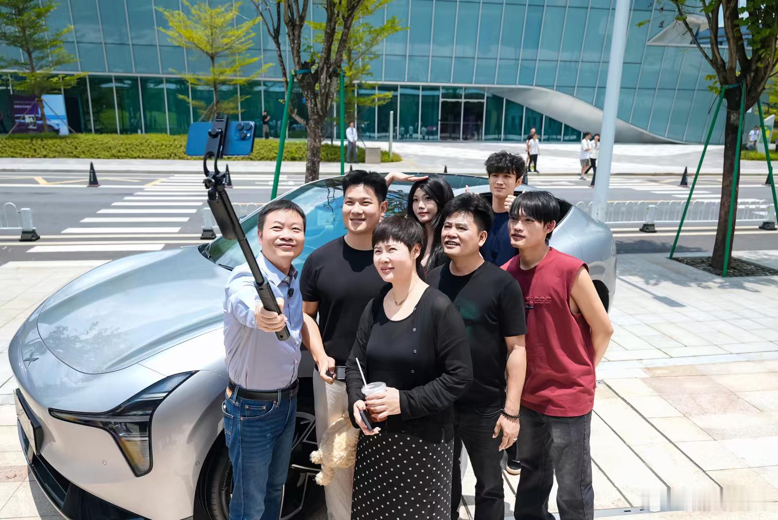 何小鹏给MONAL03首批车主交付小鹏MONAL03火热提车7月22日，小鹏MO