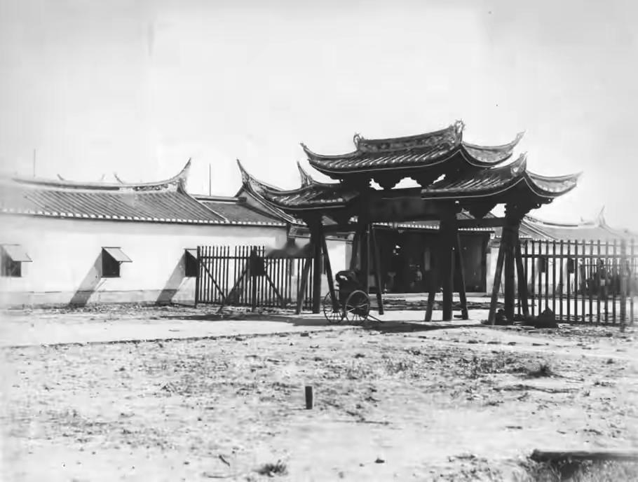1895年，甲午поражение的清政府签订马关条约，台湾就此被割让给日本，开