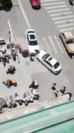 说实话，我头一回见提这种要求的，而且对方满足了他。网友5月11日发布视频，两辆