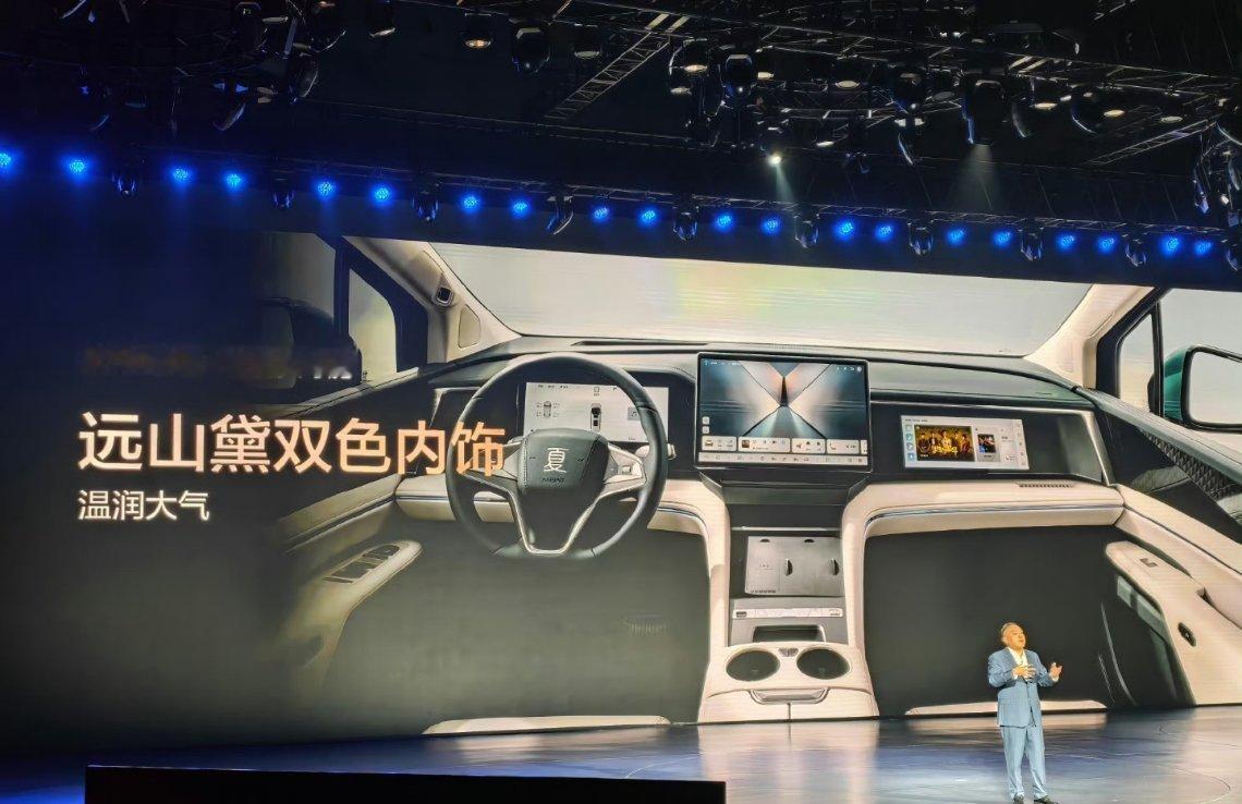 比亚迪夏内饰上就相对简单一些，提供了两种双拼配色，不过主体主要还是米色，能看出来