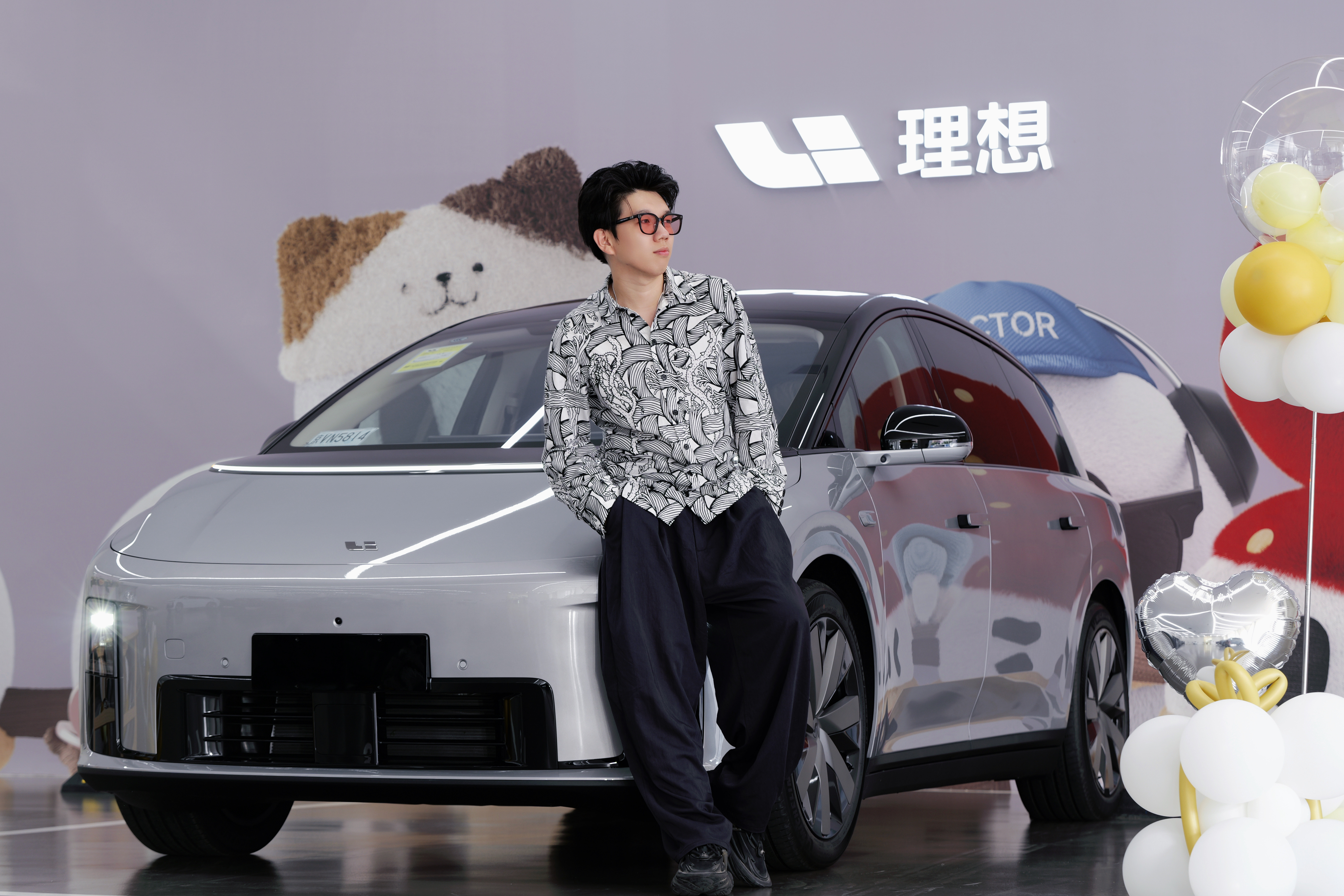 小小i8，拿下！银外白内，够不够帅？[墨镜]我的理想i8提车日记​​​