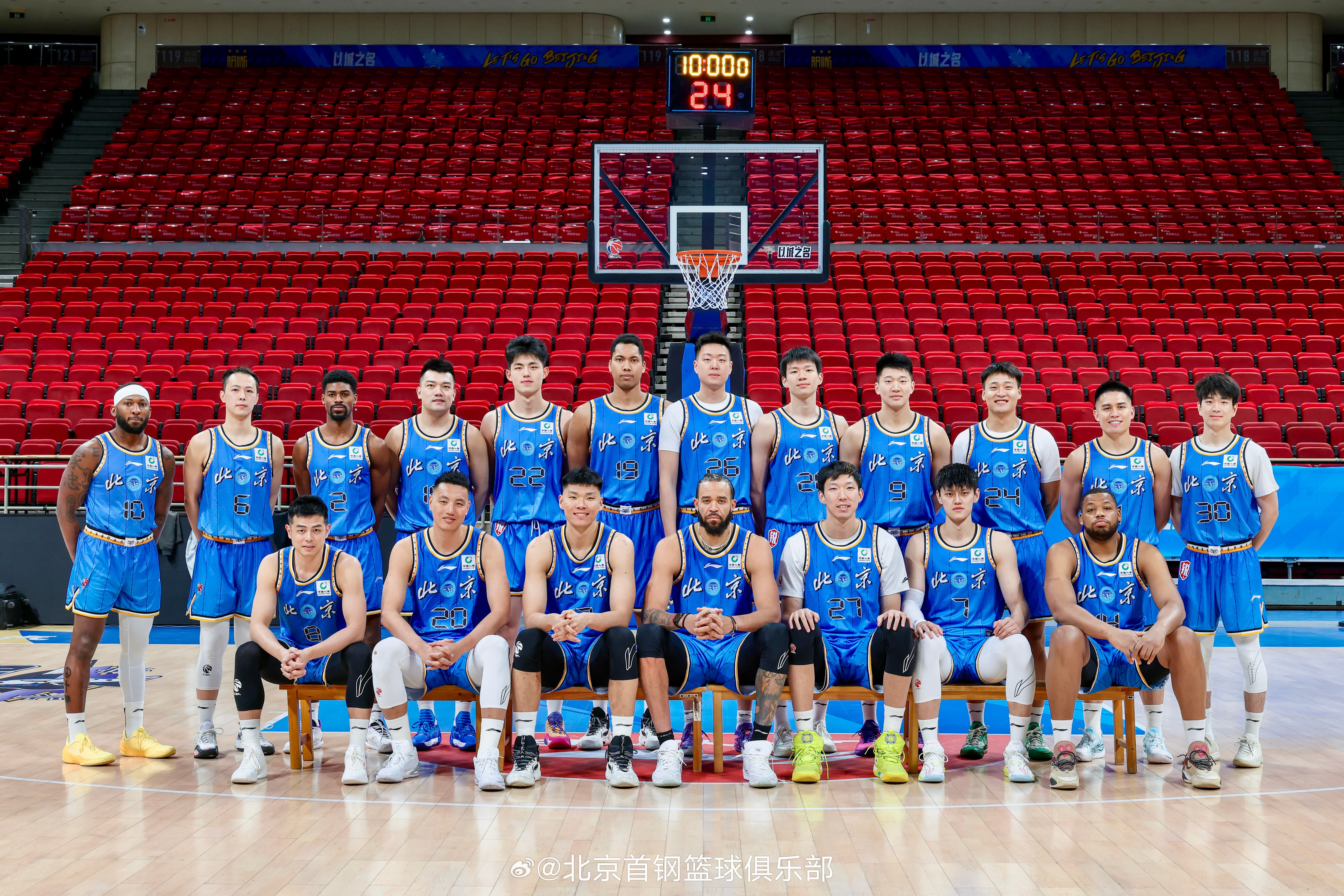 北京北汽男篮放出官方大合照，麦基C位！第二阶段首战，球队要回归五棵松了，明天：北