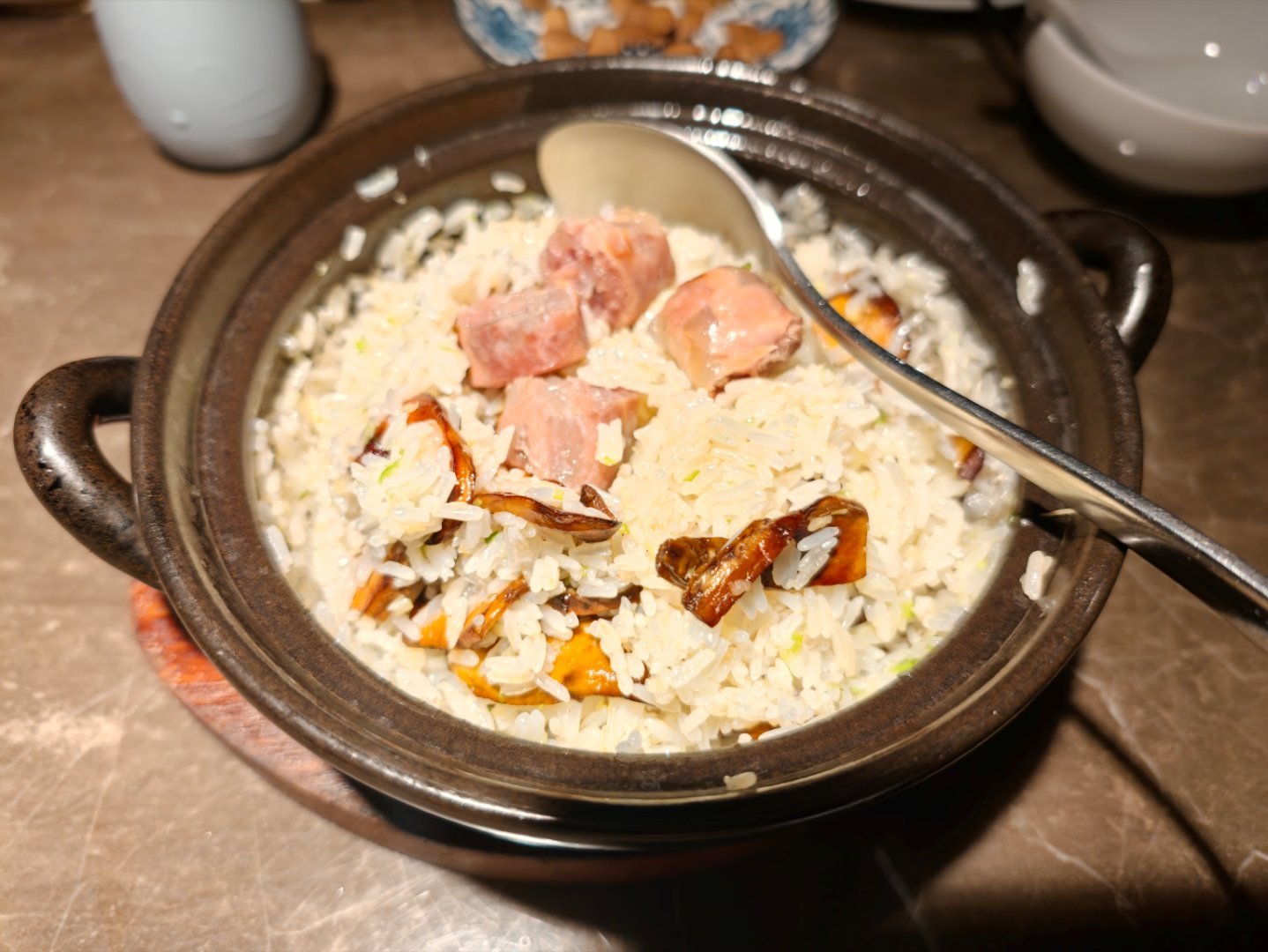第一次吃新荣记感觉还行，煲仔饭和金鲳鱼不错图二这个小饼干好吃味道可以，性价比不高
