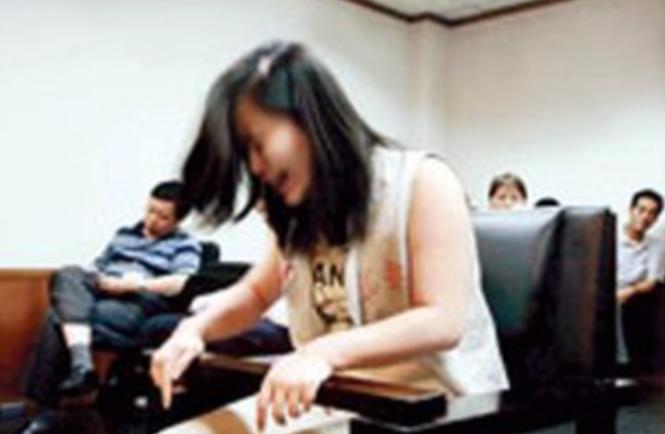 2006年，法庭审判中，死刑犯刘晶晶在被带至法庭时情绪极度失控，她语无伦次，泪水