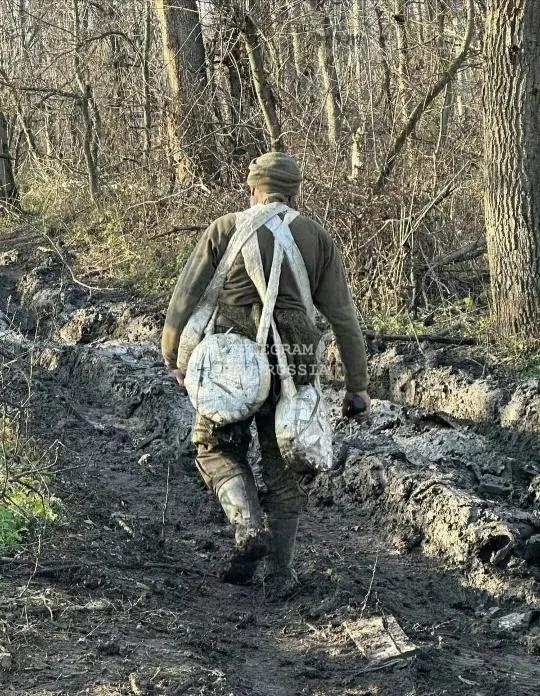 这名俄军士兵背的白包是用来携带TM-62反坦克地雷的背包，属于非制式装备。TM