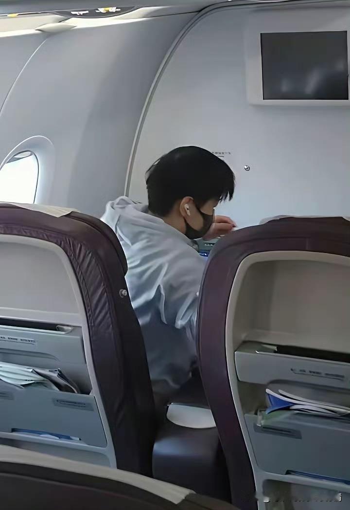 孙颖莎飞机被拍：追星的边界，该如何安放？孙颖莎在飞机上的生图意外流出，镜头