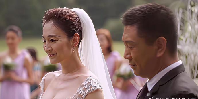 李小冉结婚时的伴娘团是真的强大，放眼娱乐圈，估计也就袁弘当年的伴郎团能和她这个阵