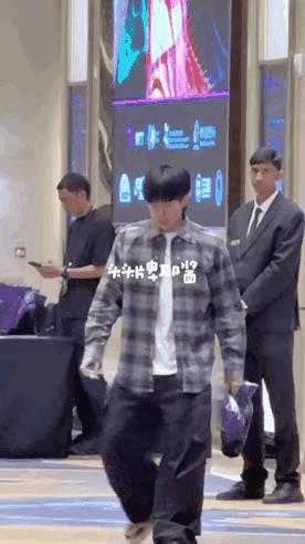 王楚钦澳门晚宴不到10分钟就出来了，菜品都是海鲜吗？那个紫色袋子是主办方给的纪